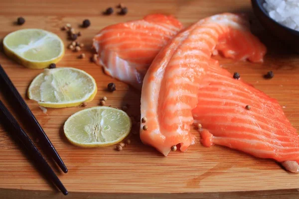 Fresh raw fish salmon — Stock Photo, Image