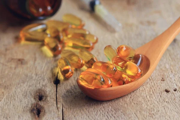 Balık yağı kapsülleri ve somon