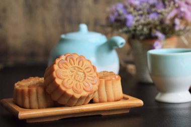 Festival moon pasta ve sıcak çay - Çin kek