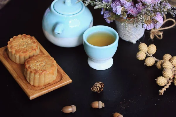 Festival pastel de luna y té caliente pastel chino — Foto de Stock