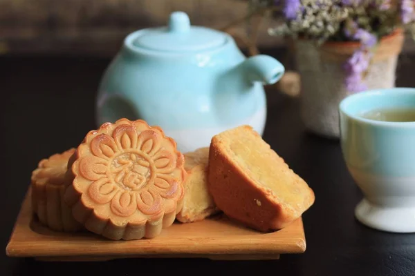 Festival maan taart en warme thee - Chinese cake — Stockfoto