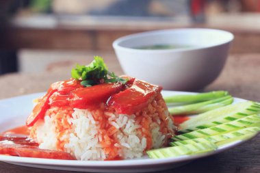 Kırmızı domuz ve pirinç