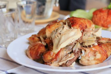 Tabak içinde kavrulmuş tavuk