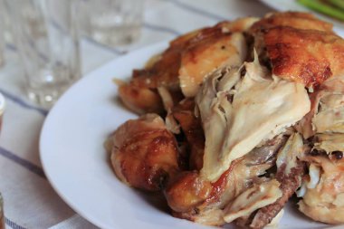 Tabak içinde kavrulmuş tavuk