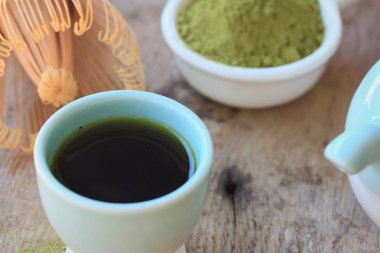 sıcak yeşil çay tozu ile