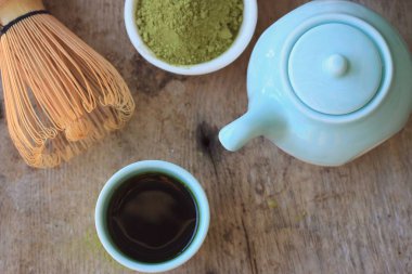 sıcak yeşil çay tozu ile