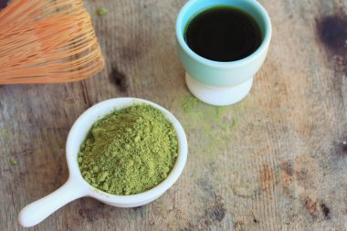 sıcak yeşil çay tozu ile