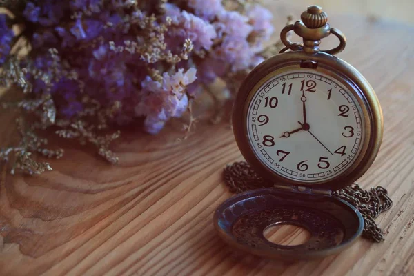 Ročník starožitné kapesní hodinky — Stock fotografie