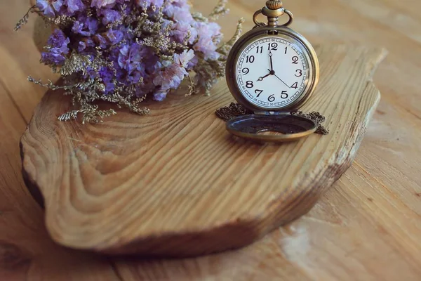 Винтажные старинные карманные часы — стоковое фото