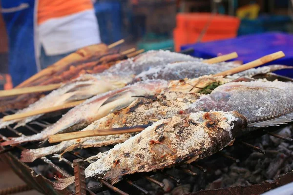 Sal pescado a la parrilla en el mercado —  Fotos de Stock