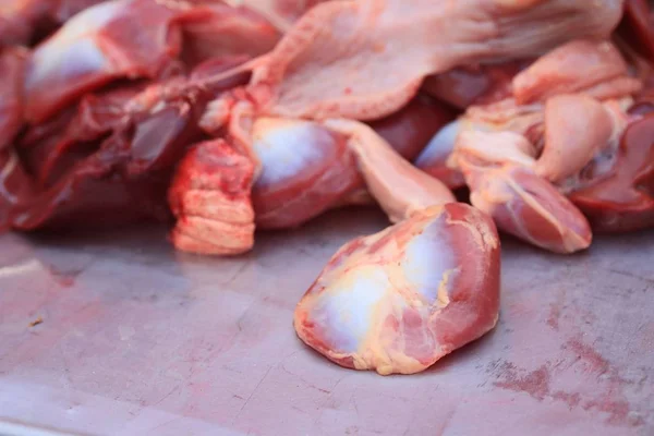 Pollo fresco en el mercado — Foto de Stock