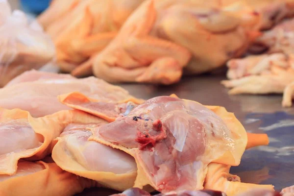 Čerstvé kuře na trhu — Stock fotografie
