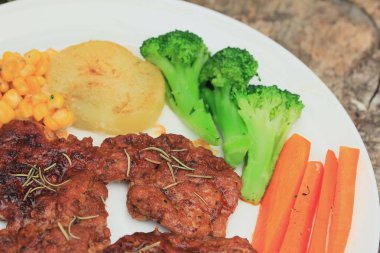 sebze ile domuz eti biftek