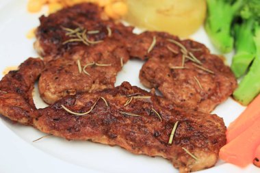 sebze ile domuz eti biftek