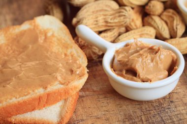 Fıstık ezmeli ekmek ile