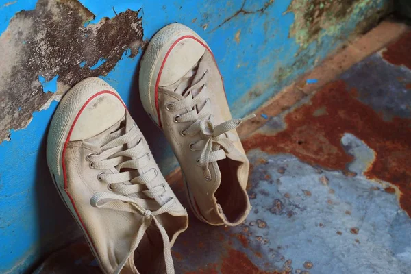 Old sneakers dirty vintage — Stock Photo, Image