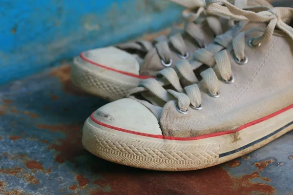 Eski spor ayakkabıları kirli vintage — Stok fotoğraf
