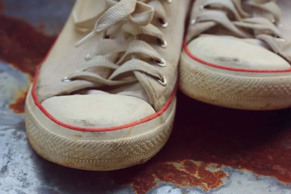 Старі кросівки брудні старовинні — стокове фото
