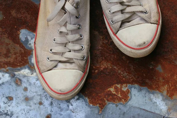 Viejas zapatillas sucias vintage — Foto de Stock
