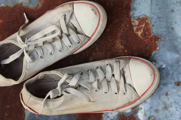 旧运动鞋肮脏的复古 — 图库照片