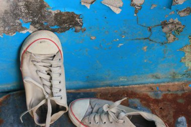 Çinko üzerinde eski spor ayakkabı