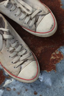 Çinko üzerinde eski spor ayakkabı