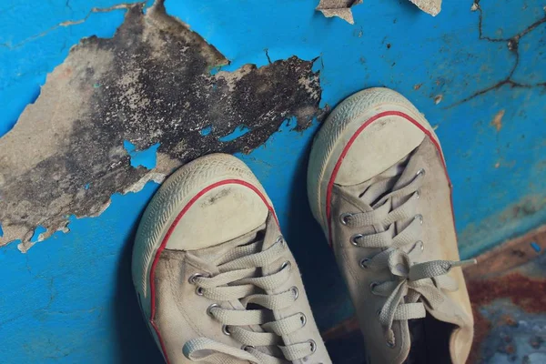 Old sneakers on zinc — Stock Photo, Image