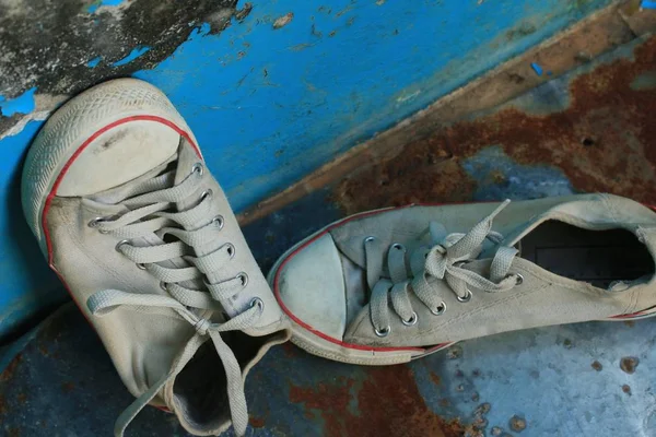 Old sneakers on zinc — Stock Photo, Image