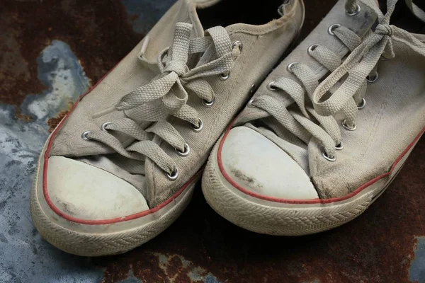 Vecchie scarpe da ginnastica su zinco — Foto Stock