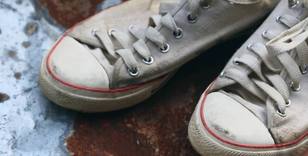 Vecchie scarpe da ginnastica su zinco — Foto Stock