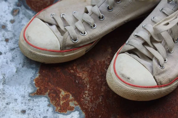 Oude sneakers op zink — Stockfoto