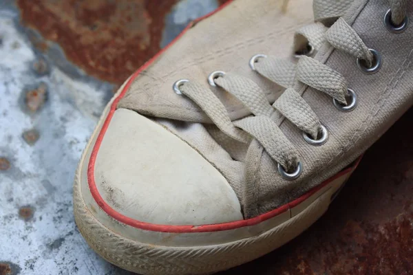 Çinko üzerinde eski spor ayakkabı — Stok fotoğraf
