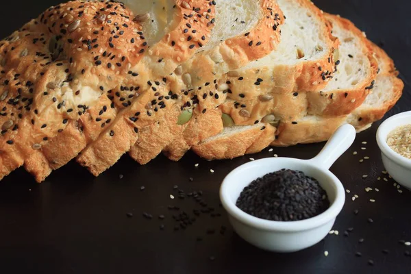 Pane integrale e sesamo — Foto Stock