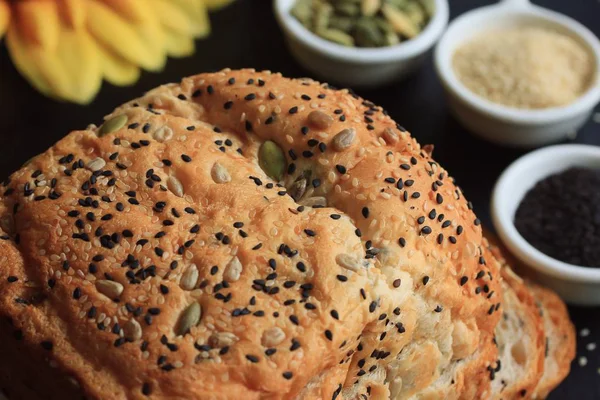 Pão integral de trigo e gergelim — Fotografia de Stock