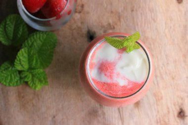 Smoothie çilek ve yoğurt