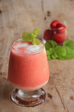 Smoothie çilek ve yoğurt