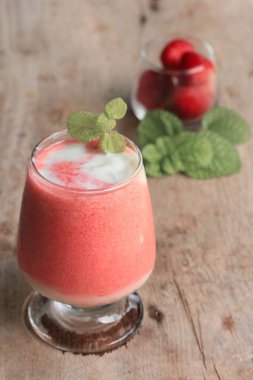 Smoothie çilek ve yoğurt