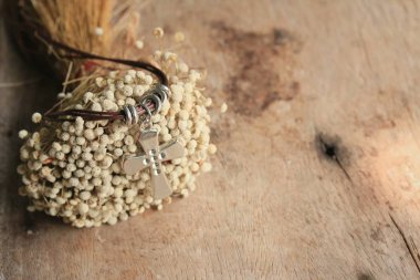 çapraz ve kurutulmuş çiçekler