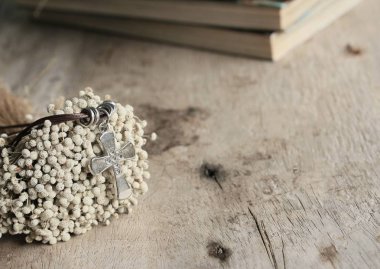 çapraz ve kurutulmuş çiçekler