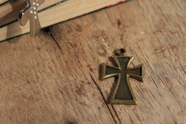 çapraz ve kurutulmuş çiçekler