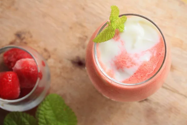 Smoothie jordgubb och yoghurt — Stockfoto