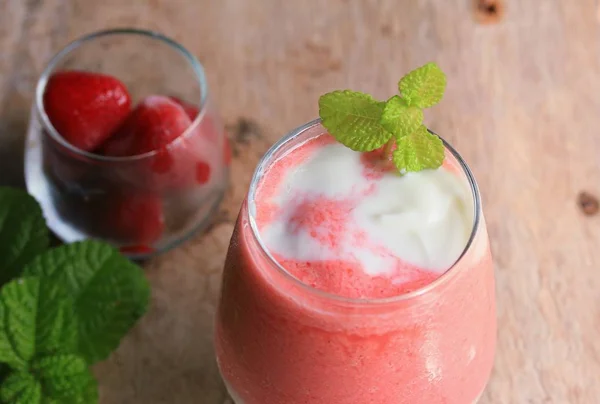 Smoothie jordgubb och yoghurt — Stockfoto