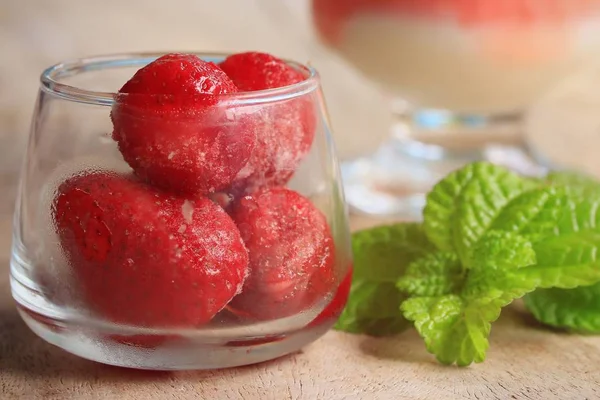 Smoothie strawberry and yogurt — Stock Photo, Image