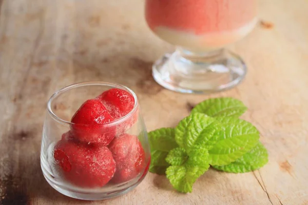 Smoothie strawberry and yogurt — Stock Photo, Image