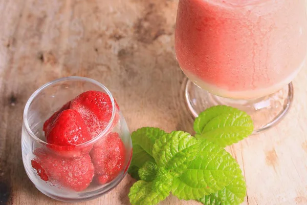 Smoothie çilek ve yoğurt — Stok fotoğraf