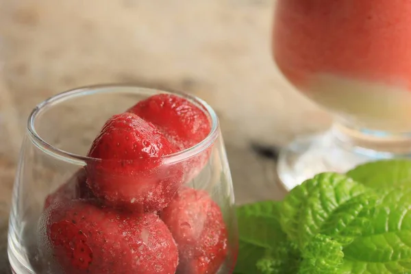 Smoothie strawberry and yogurt — Stock Photo, Image