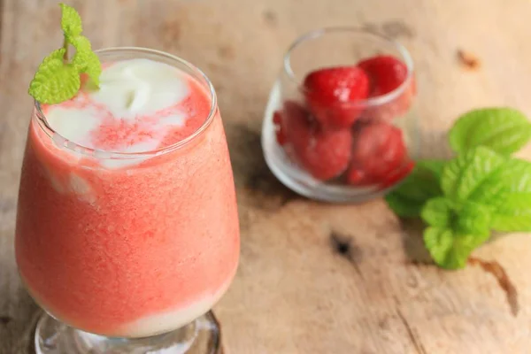 Morango e iogurte Smoothie — Fotografia de Stock