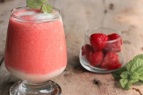 Smoothie Erdbeere und Joghurt — Stockfoto
