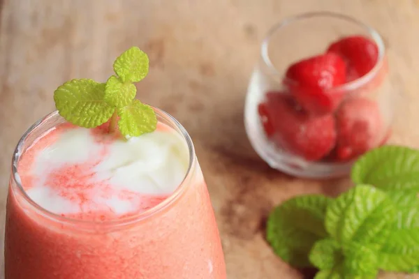 Smoothie jordgubb och yoghurt — Stockfoto