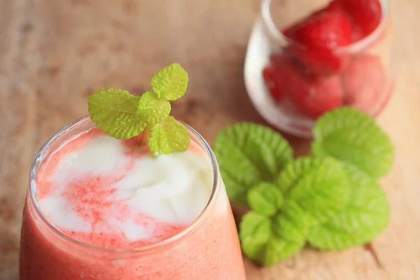 Smoothie jordgubb och yoghurt — Stockfoto